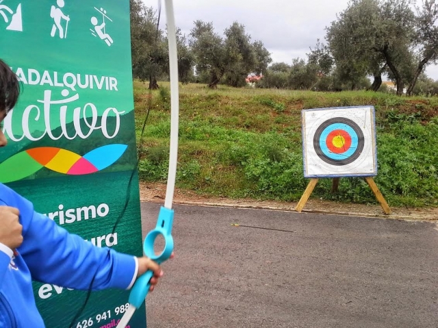  Aiming at the target at the other end 